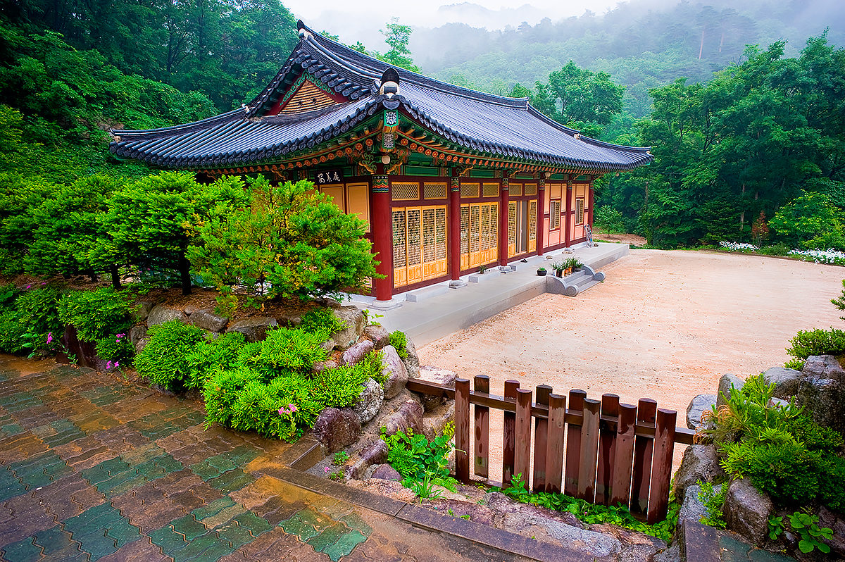 уддийский храм в национальном парке Сораксан, Южная Корея
